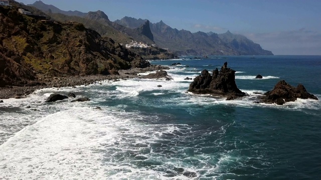 遥远的贝尼霍海滩(Playa de Benijo)航拍全景图，特内里费，加那利群岛，西班牙。视频素材