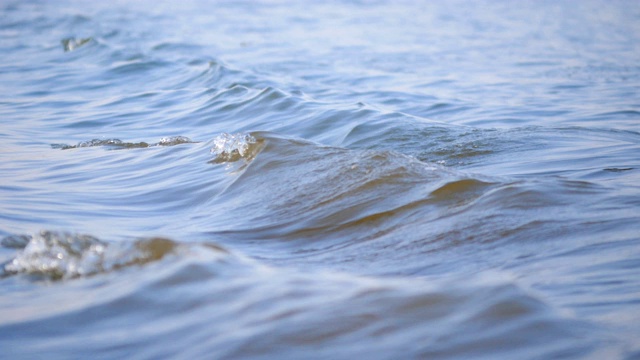 海浪引起的帆船。水移动。视频素材