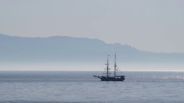 在平坦海面上航行的船只视频素材