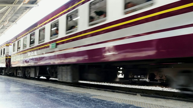 4K视频选择聚焦近距离跟踪拍摄紫色火车离开站台站视频素材