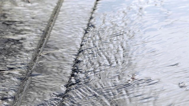 春天沥青路面上的水视频素材