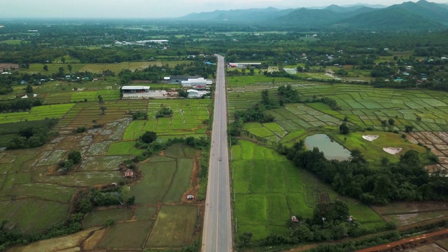 鸟瞰图:乡村公路从上面视频素材