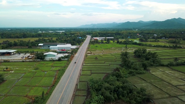 鸟瞰图:乡村公路从上面视频素材