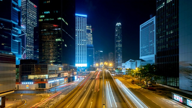 香港市区道路的时间流逝。智慧城市中的金融区和商业中心及科技概念。晚上有摩天大楼和高层办公大楼。国际金融中心视频素材