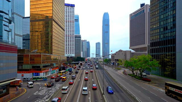 香港市区的路。智慧城市中的金融区和商业中心及科技概念。日落时分的摩天大楼和高层办公大楼。国际金融中心视频素材