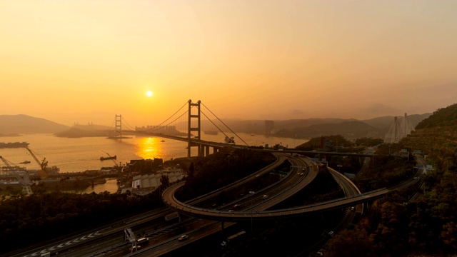 青马大桥的时间流逝。香港高速公路以悬吊结构建筑为交通和旅行的概念。日落时分的城市。视频素材