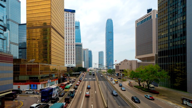 香港市区道路的时间流逝。智慧城市中的金融区和商业中心及科技概念。摩天大楼和高层办公大楼。国际金融中心视频素材