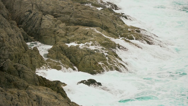 海浪撞击着海洋中的岩石，浪花飞溅视频素材