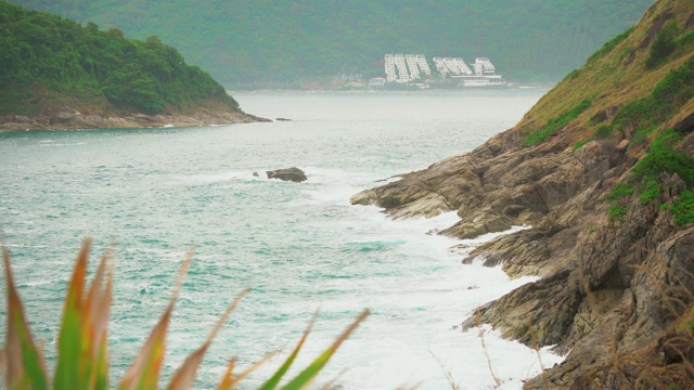 群岛湾海洋中的热带岛屿，海浪拍打着海岸线视频素材