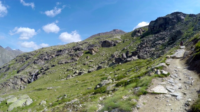 意大利大天堂Parco Gran Paradiso山脉全景。通往庇护维托里奥塞拉的道路，在瓦尔农泰-格兰帕拉迪索国家公园视频素材