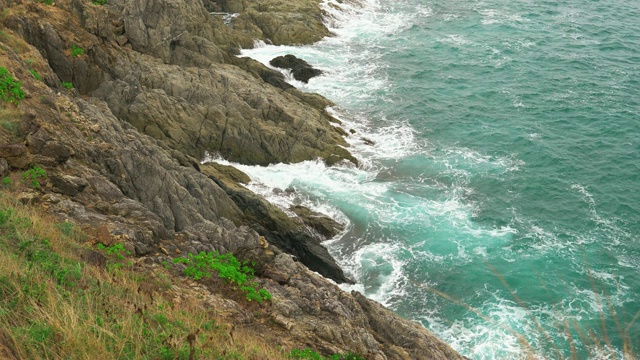 海岸上碧绿的海水。海浪拍打着石岸。热带岛屿视频素材