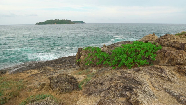 海景。离海岸不远的一个岛。海岸线，群岛之间的海峡视频素材