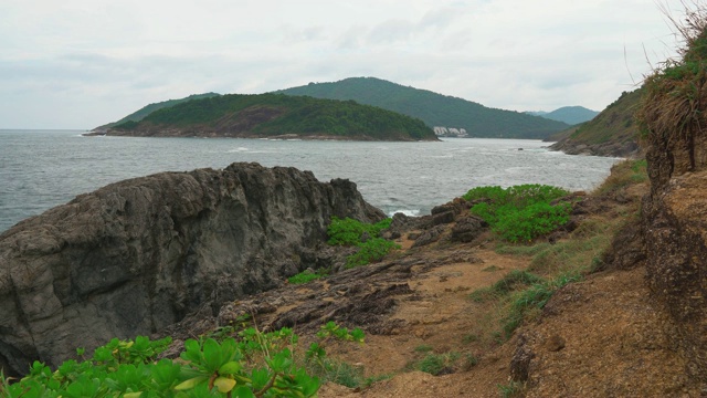 海湾，群岛之间的海峡。海景与岩石海岸视频素材