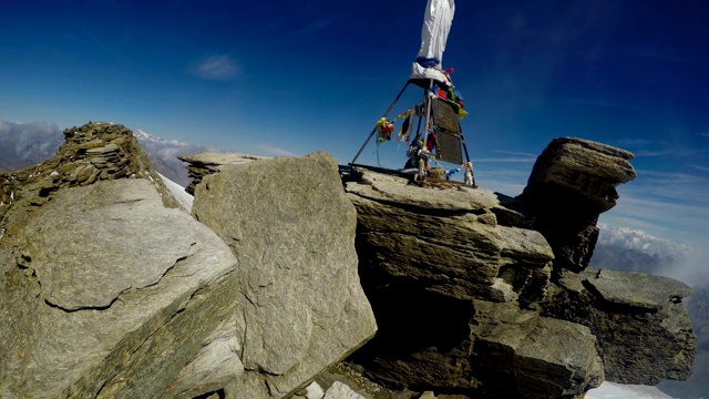 登山家POV在远征意大利阿尔卑斯山的大天堂峰。从头盔mount gopro相机的观点视频素材