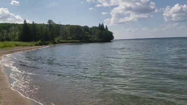 小波浪涌向海岸视频素材