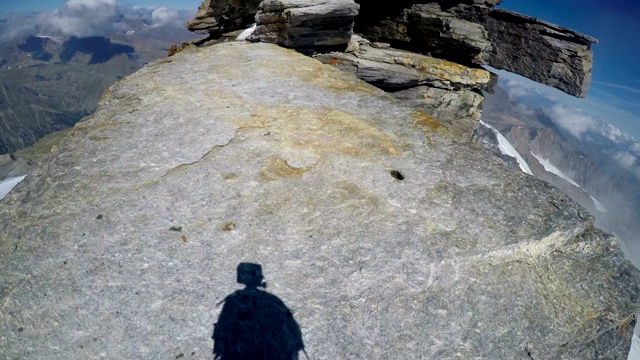 登山家POV在远征意大利阿尔卑斯山的大天堂峰。从头盔mount gopro相机的观点视频素材