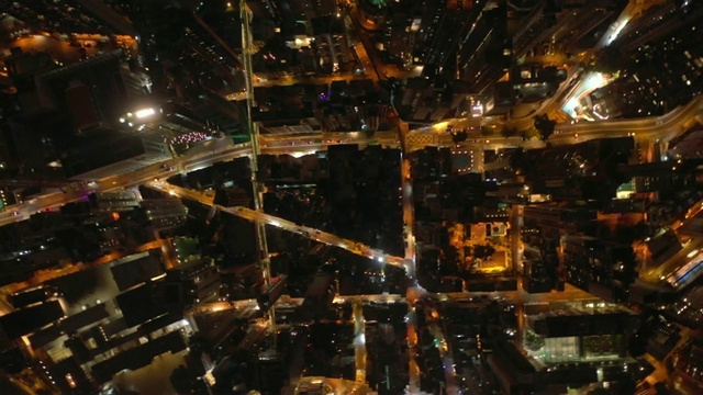 夜间灯光照亮香港城市交通街道高空俯视图4k视频素材