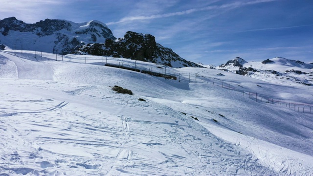 在滑雪板上滑雪视频素材