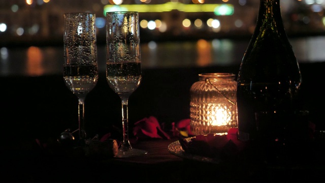 夜城背景下的香槟杯视频素材