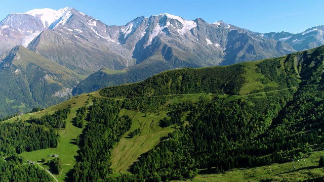 美丽的阿尔卑斯山山脉鸟瞰图，蓝天下的勃朗峰-法国视频素材