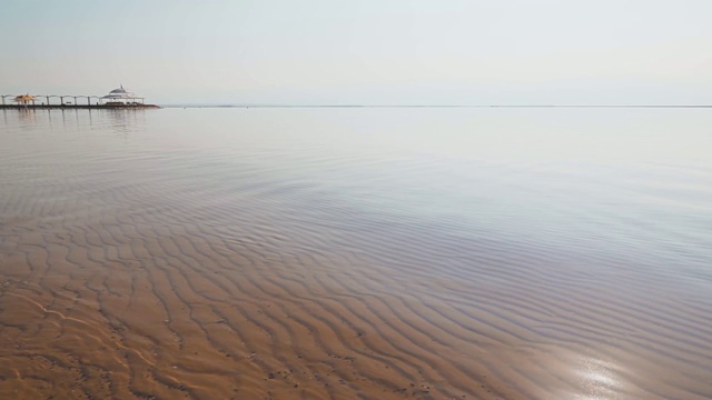 死海的美丽景色。透明的海底。死海的沙子和盐。水面上的涟漪。视频素材