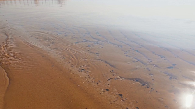 透明的海底。死海的沙子和盐。水面上的涟漪。视频素材