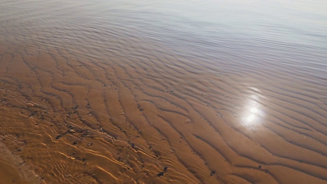 透明的海底。死海的沙子和盐。水面上的涟漪。视频素材