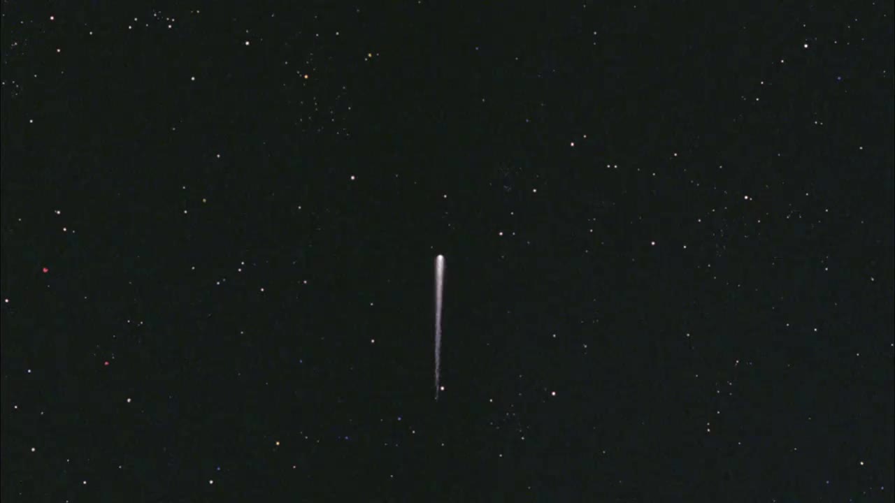 宽角度的彗星，火球或宇宙飞船在天空中移动。星星。外太空。云。彗星从黑夜切换到白天。小行星。视频素材