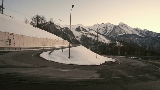 时间流逝在道路上，在月光下的夜晚，以山为背景。罗莎Khutor,索契。晚上交通汽车视频素材