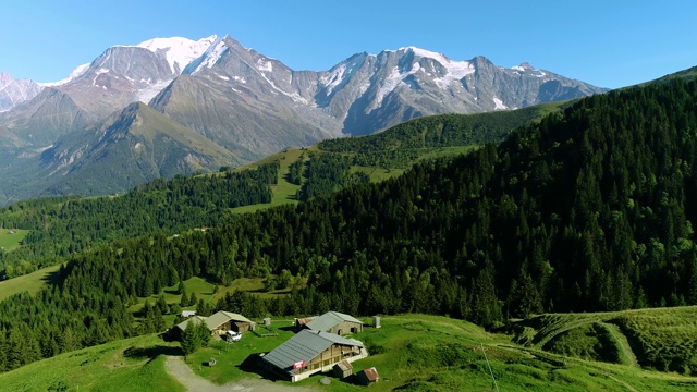 阿尔卑斯山山脉的鸟瞰图，在山下有一座小木屋-法国视频素材