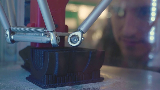 一个3D打印机的特写，创造了部分工业设计。视频素材