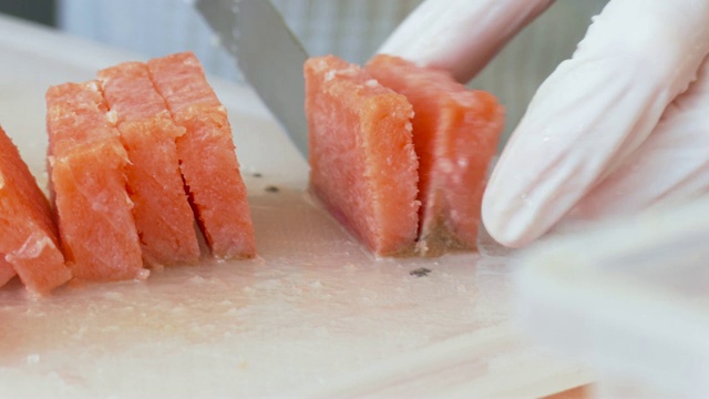 为寿司切三文鱼片视频素材