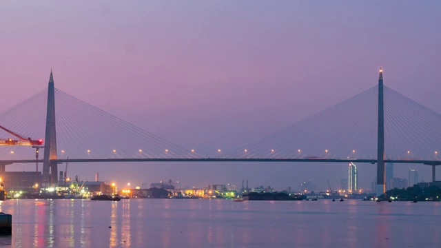 4K TL从白天到夜晚:桥梁和河流。视频素材