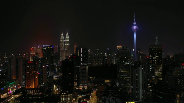 夜间灯光照亮吉隆坡市区空中全景4k马来西亚视频素材