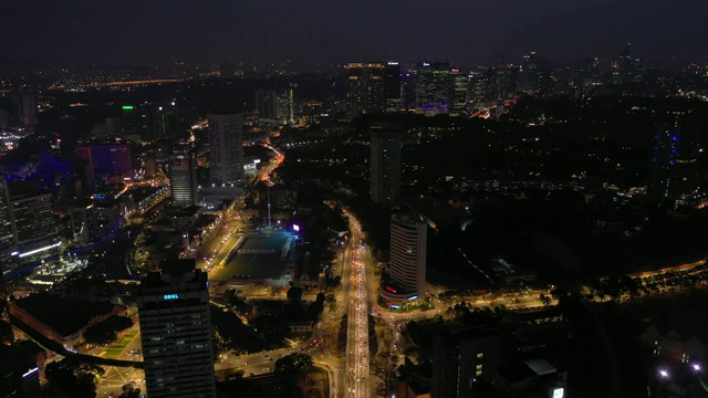 夜间照亮吉隆坡城市交通街道航拍4k马来西亚全景图视频素材