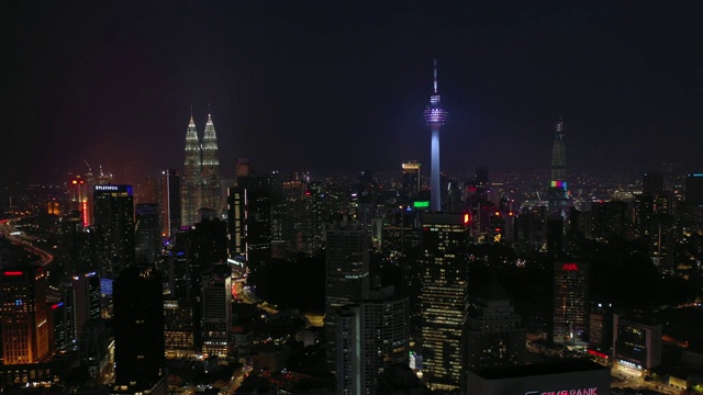 夜间灯光照亮吉隆坡市区空中全景4k马来西亚视频素材