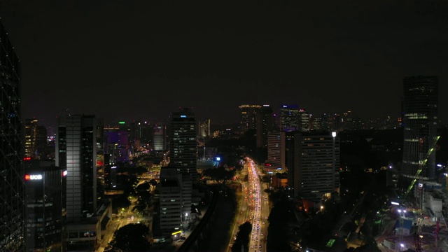 夜间照亮吉隆坡城市交通街道航拍4k马来西亚全景图视频素材