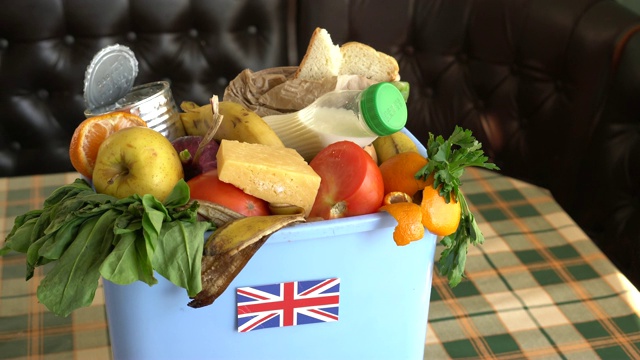 垃圾桶里的食物垃圾。英国的食物浪费问题视频素材