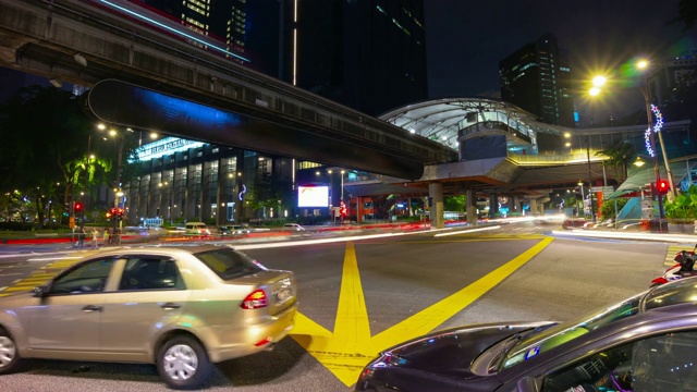 夜晚时间照亮吉隆坡城市交通街道十字路口全景4k时间间隔马来西亚视频素材