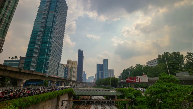 日落时间吉隆坡城市小印度地区火车交通车道全景4k时间间隔马来西亚视频素材