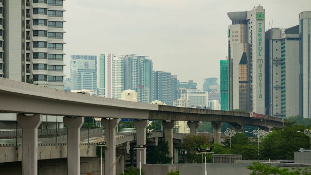 晚上吉隆坡城市小印度地区火车交通车道全景4k时间间隔马来西亚视频素材