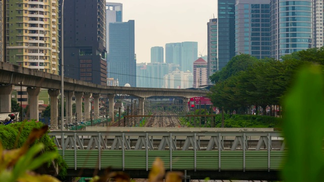 白天吉隆坡城市小印度地区火车交通车道全景4k时间间隔马来西亚视频素材