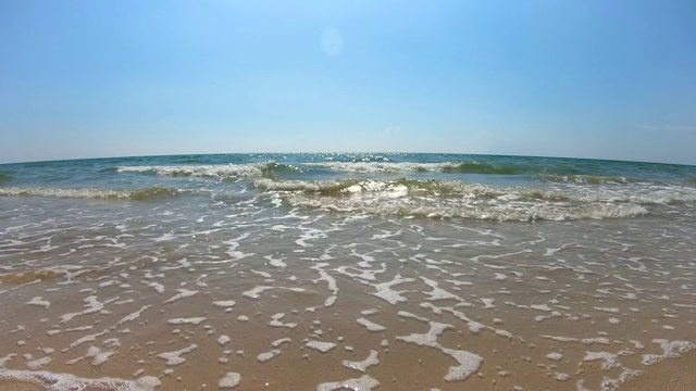 在暑假的晴天，海岸海滩上的海浪和阳光和蓝天视频素材