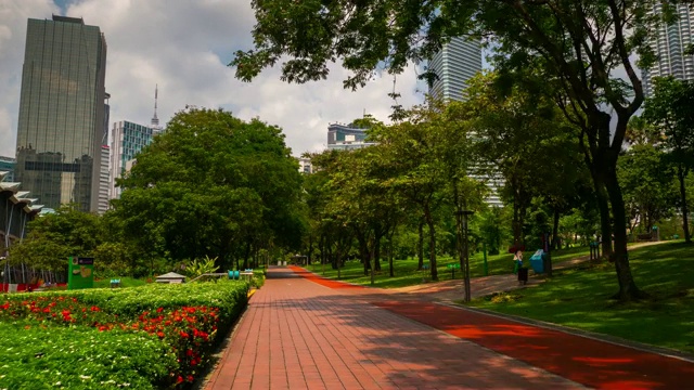 吉隆坡晴天著名的城市中央公园路全景4k时间间隔马来西亚视频素材