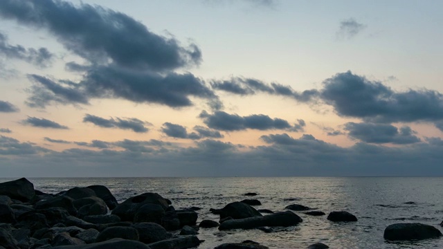 海洋和海滩与岩石在日落，时间流逝视频视频素材