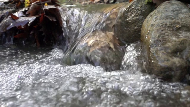 特写的流动的河流正面的观点视频下载