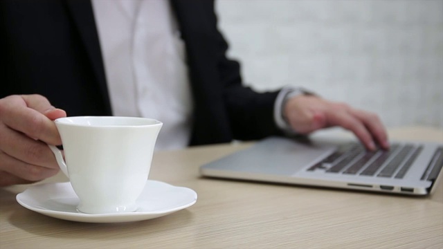 在他办公室的镜头里，一个商人正在喝咖啡视频素材