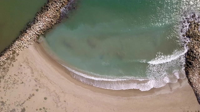 航拍的小海滩在地中海海岸和波浪视频素材