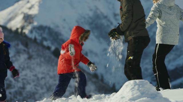 美国犹他州南福克山附近一家人打雪仗的慢镜头视频素材