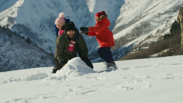 美国犹他州南福克山附近，孩子们处理父亲堆雪人的慢动作视频素材